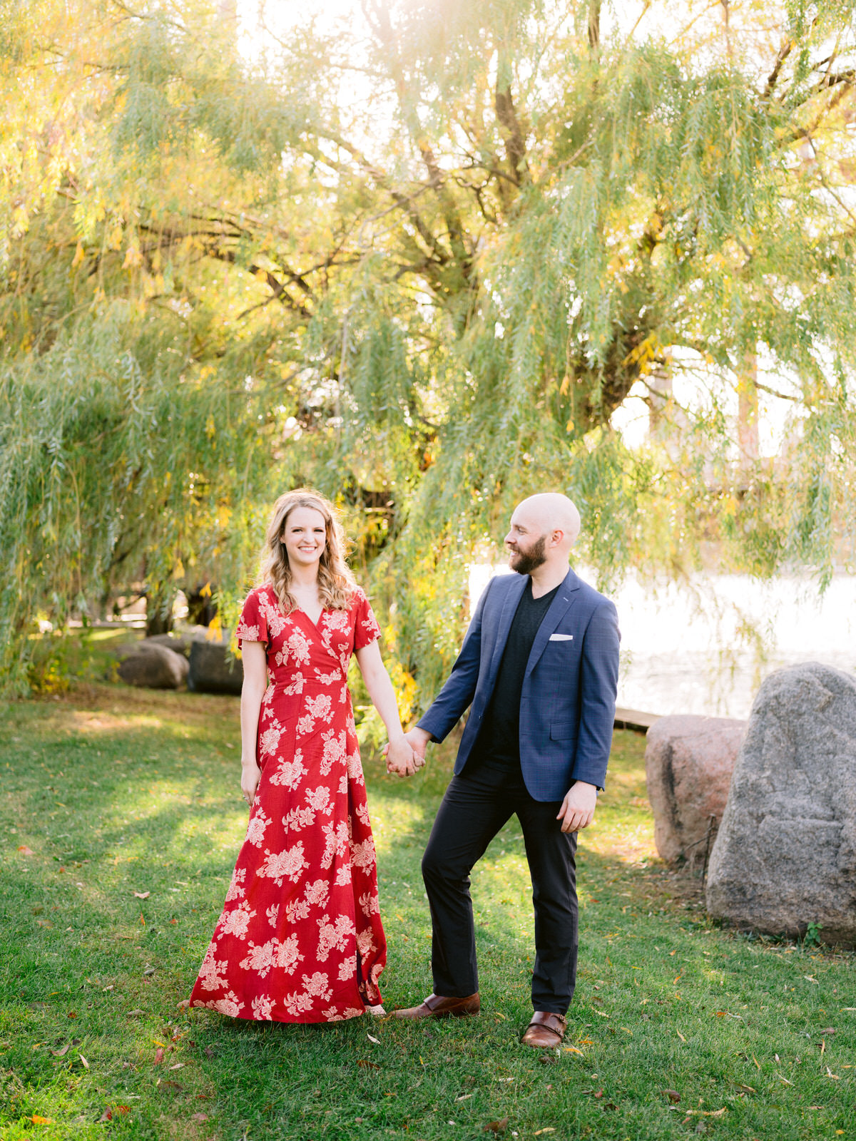 ping tom memorial park engagement photos in front of weeping willow tree and Chicago river