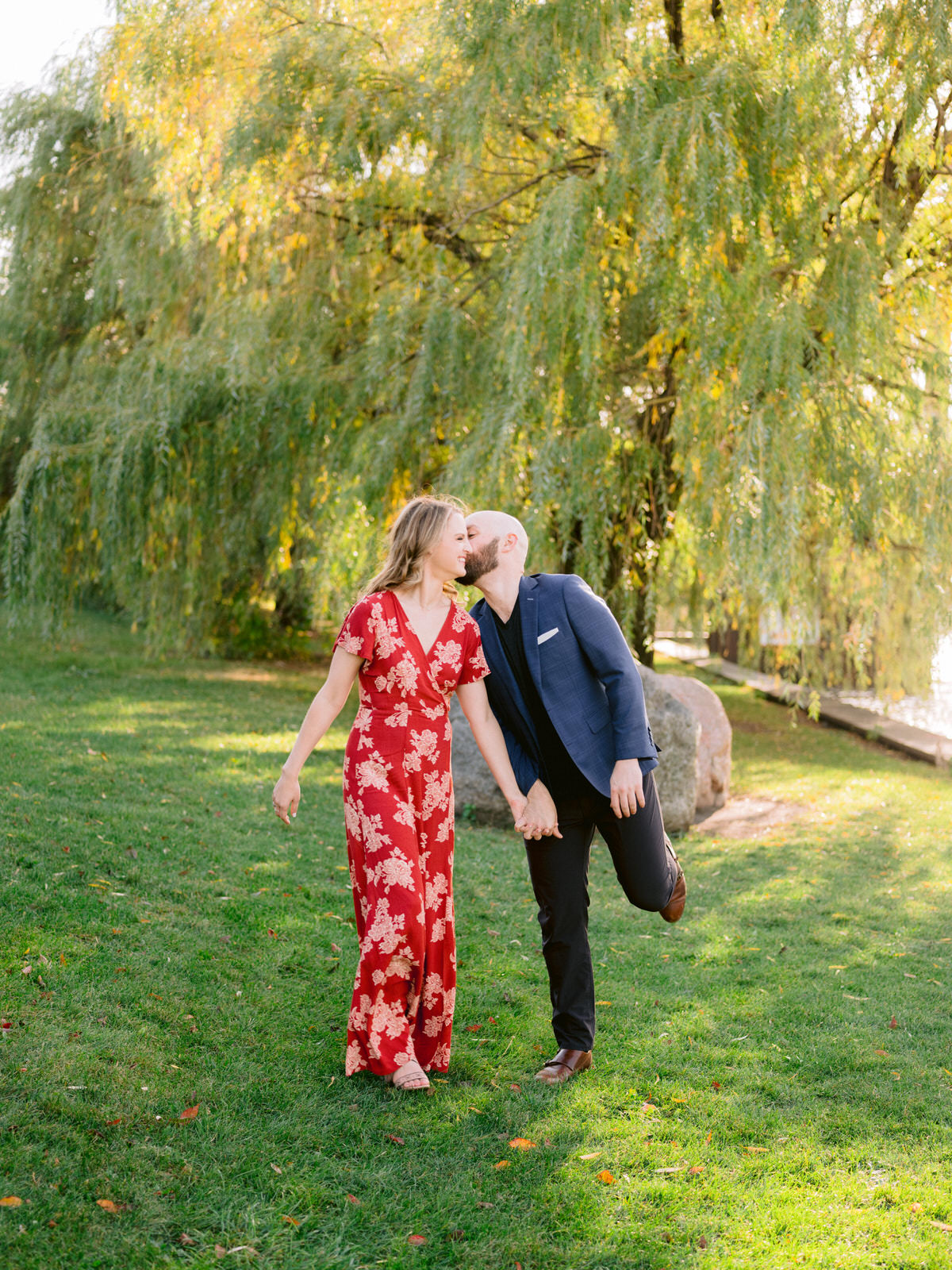 ping tom memorial park engagement photos fiance kissing girl in front of weeping willow tree